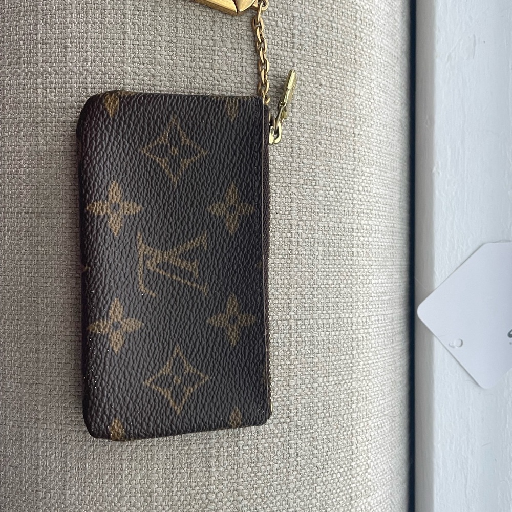 LV change credit card holder